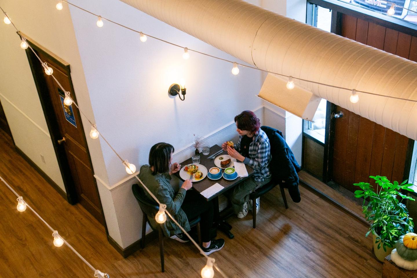 couple eating brunch at coffeeshop