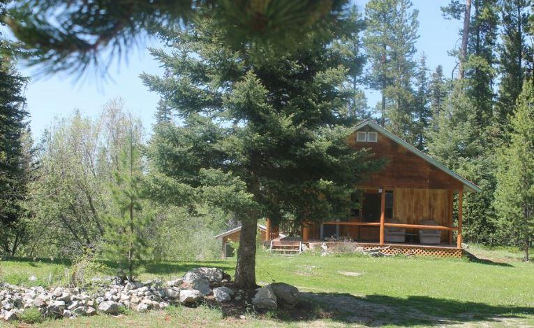 Cabin at Grandpa's Heart at Nicklen Lake
