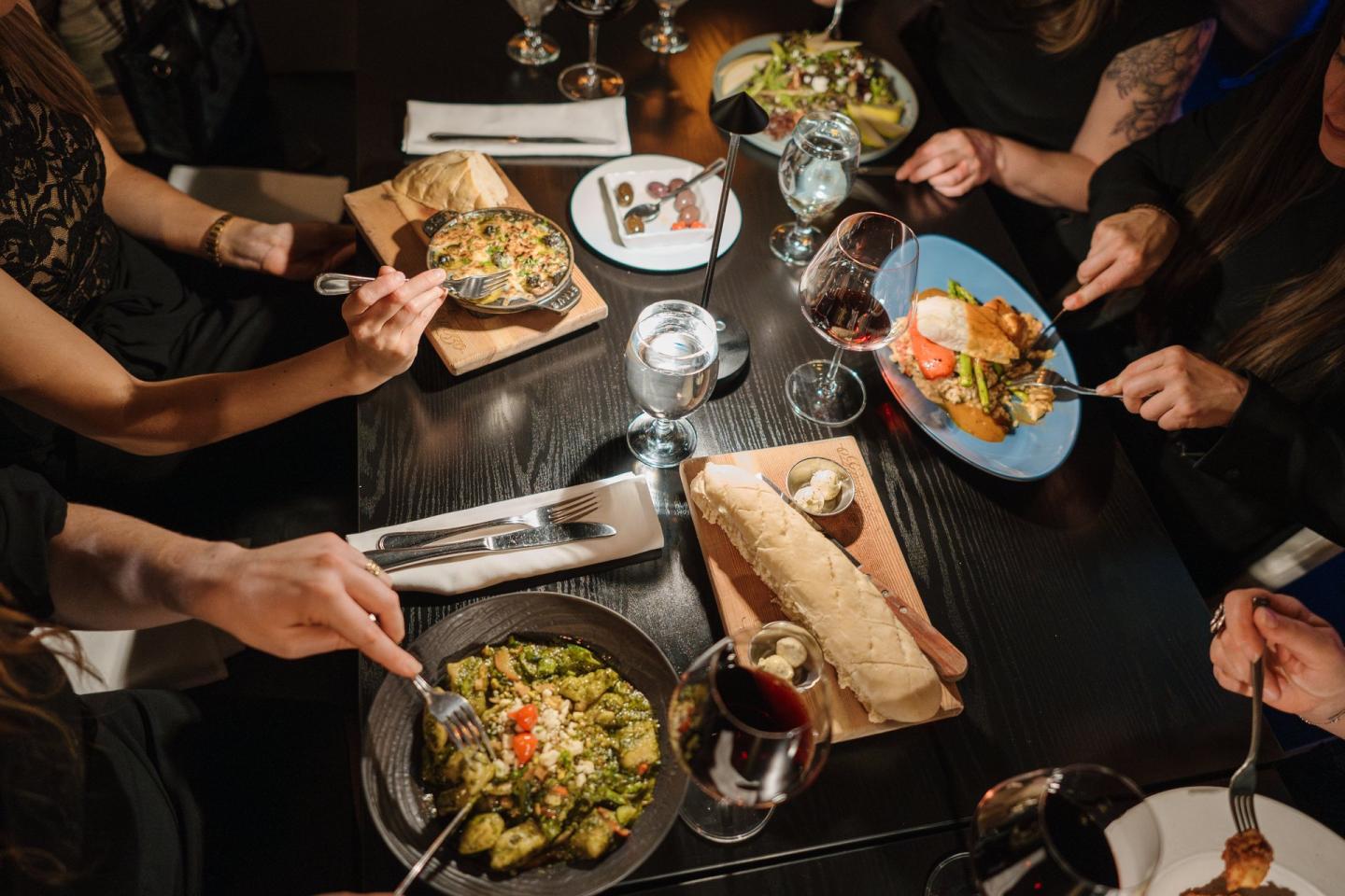 Intermezzo - people's hands and eating food